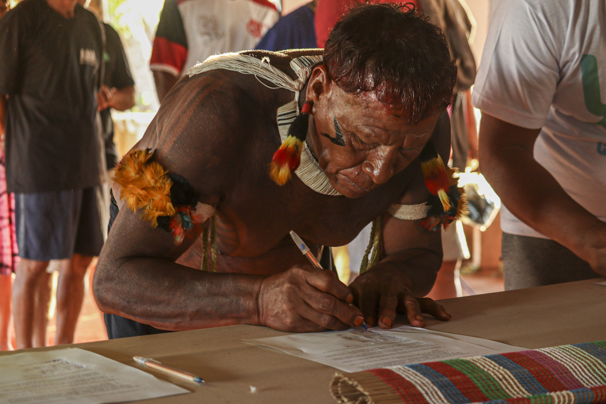 O cacique Yapatiama Waurá assinando o encaminhamento durante a reunião de Governança Geral do Xingu sobre a BR 242. Foto: © Piratá Waurá/ISA