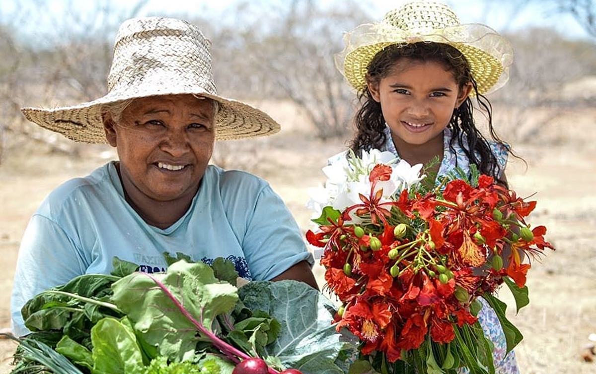 Agricultora e filha com produtos da lavoura: mulheres do campo são as principais difusoras da agroecologia como caminho para o fortalecimento da agricultura familiar (Foto: Juliana Adriano / MST)