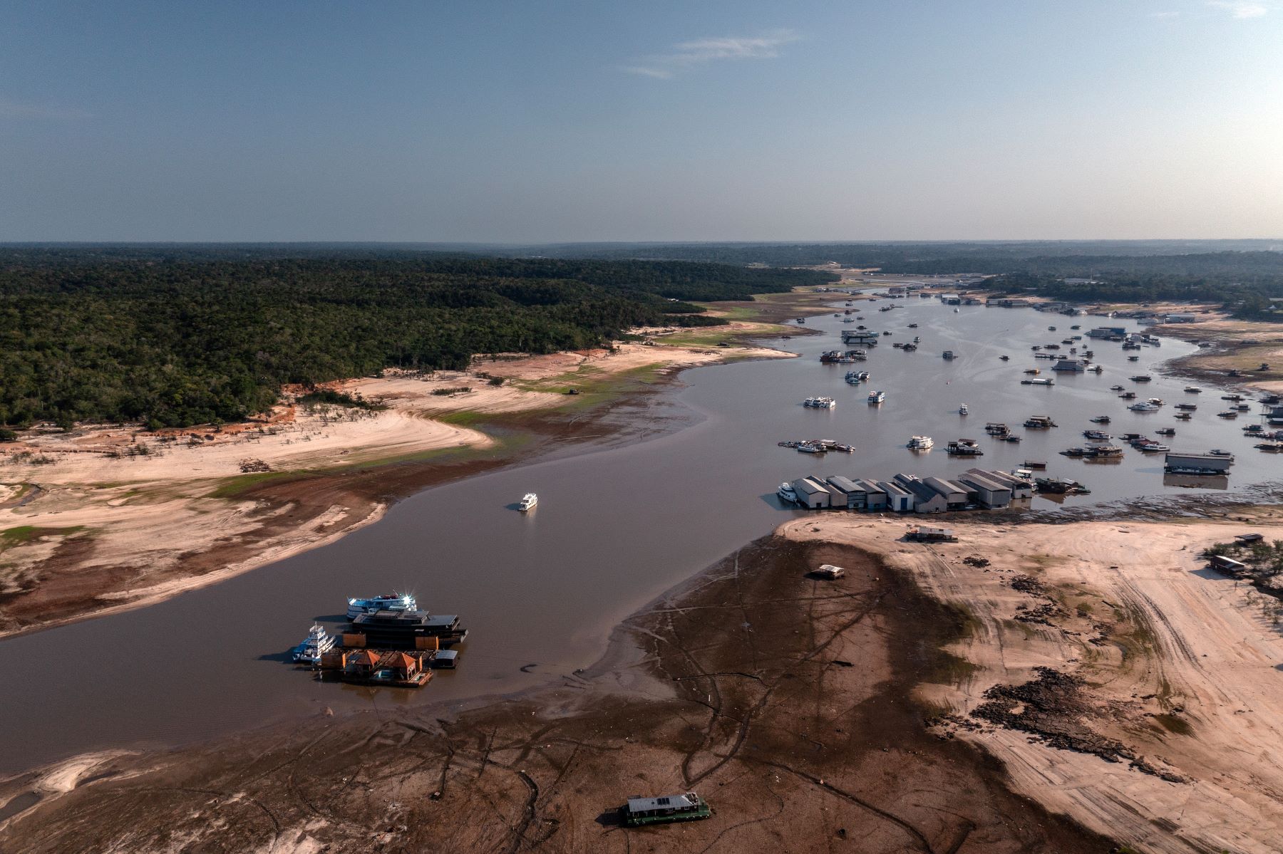 Bancos de areia avançam pelo leito do Rio Negro: mais de 700 mil pessoas afetadas pela seca extrema no Amazonas (Foto: Marizilda Cruppe / Greenpeace)