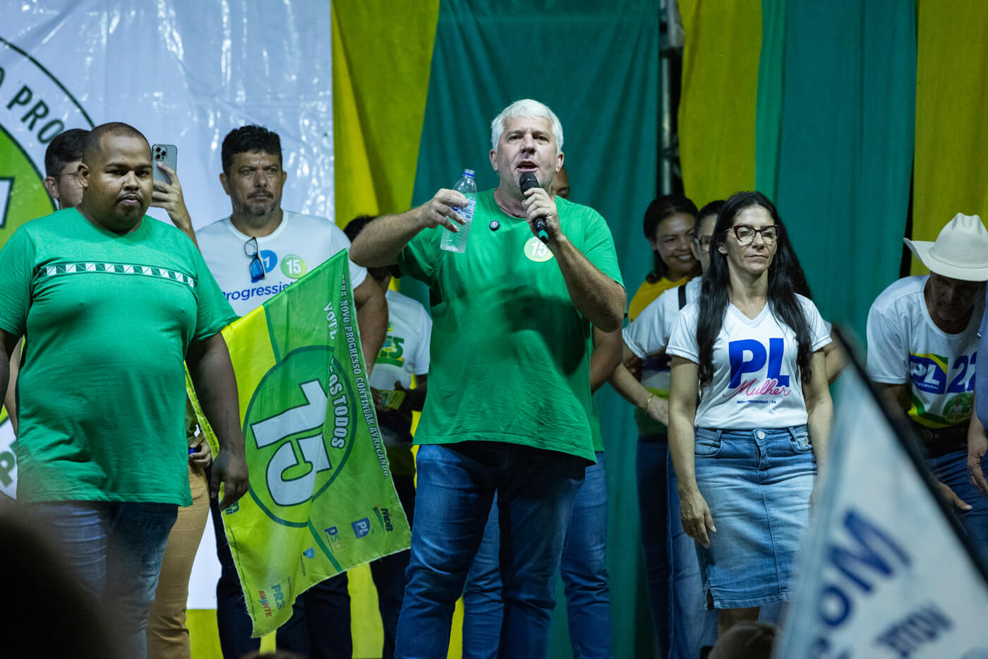 O prefeito reeleito de Novo Progresso, Gelson Dill, em campanha: reeleição na cidade do Dia do Fogo, mesmo com multas por desmatamento no Parque Nacional do Jamanxim (Foto: José Cicero / Agência Pública)