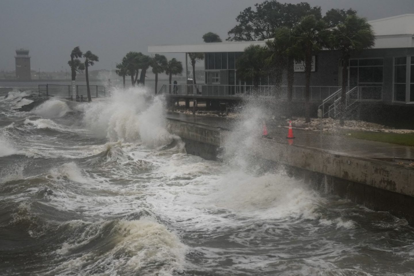 Ventos, chuva e ondas provocados por Milton atingem a costa da Flórida: Milton: mais um furacão incomum de uma temporada bizarra, provocada pela crise climática (Foto: Bryan R. Smith / AFP)