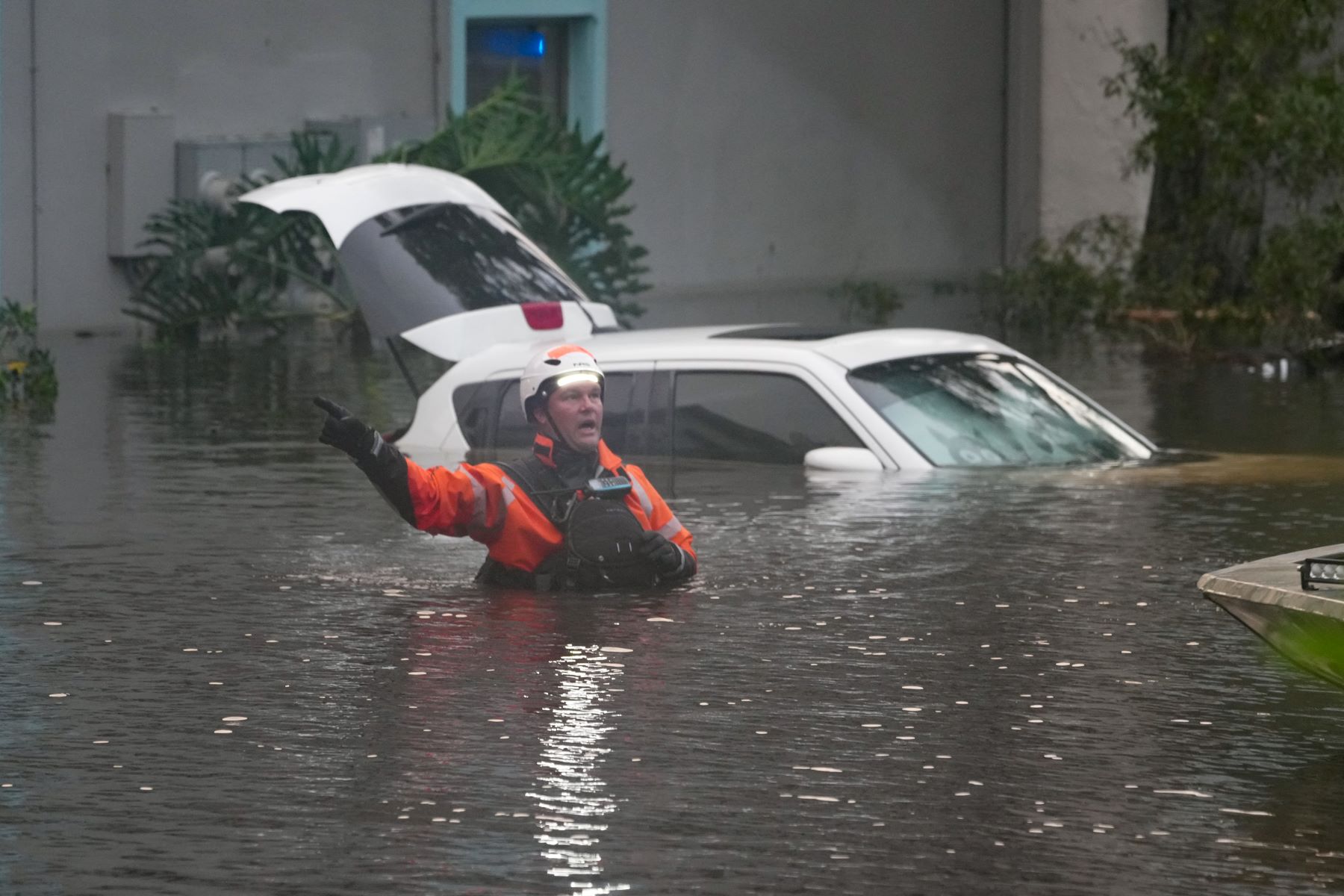 Bombeiro em trabalho de resgate na cidade alagada de Clearwater, no litoral oeste da Flórida: pelo menos 16 mortos, dezenas de feridos e milhões sem energia com a passagem do furacão Milton (Foto: Bryan R. Smith)