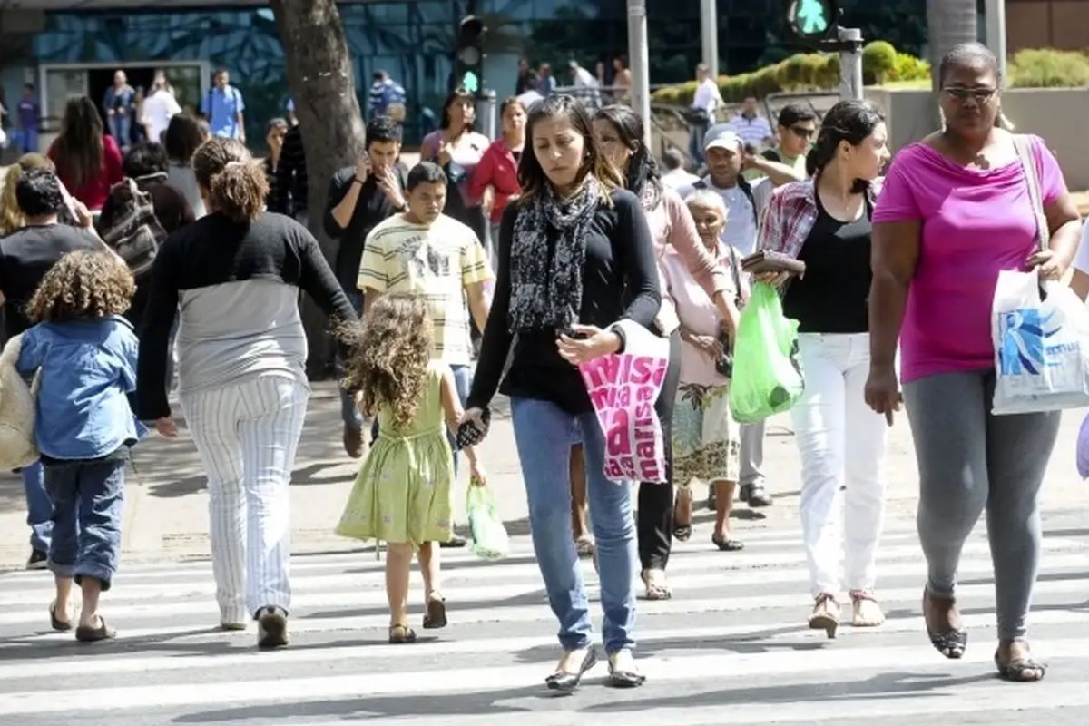 Mulheres e suas sacolas nas ruas de São Paulo: sobrecarga feminina diariamente no espaço urbano (Foto; Agência Brasil)