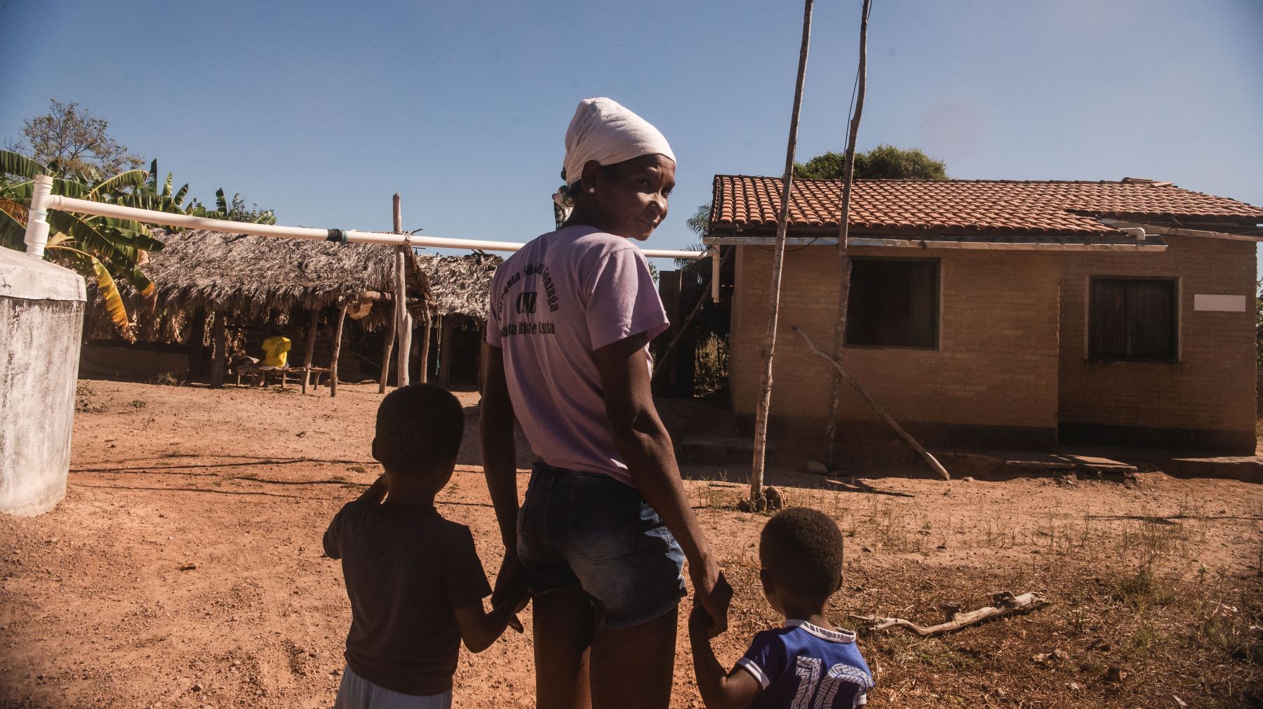 Família em quilombo de Goiás: populações negras, particularmente as mulheres negras das áreas rurais e periféricas, são as mais afetadas pela fome (Foto: Edu Cavalcanti/ @cbjc_br - especial para a coluna)