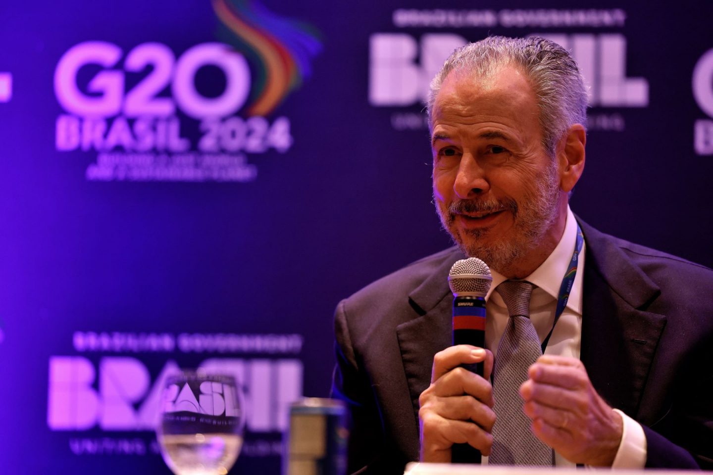 O embaixador André Corrêa do Lago, copresidente da Força Tarefa de Clima do G20, em evento no Rio: financiamento climático no centro das discussões (Foto: Tânia Rego / Agência Brasil)