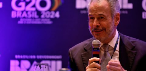 O embaixador André Corrêa do Lago, copresidente da Força Tarefa de Clima do G20, em evento no Rio: financiamento climático no centro das discussões (Foto: Tânia Rego / Agência Brasil)
