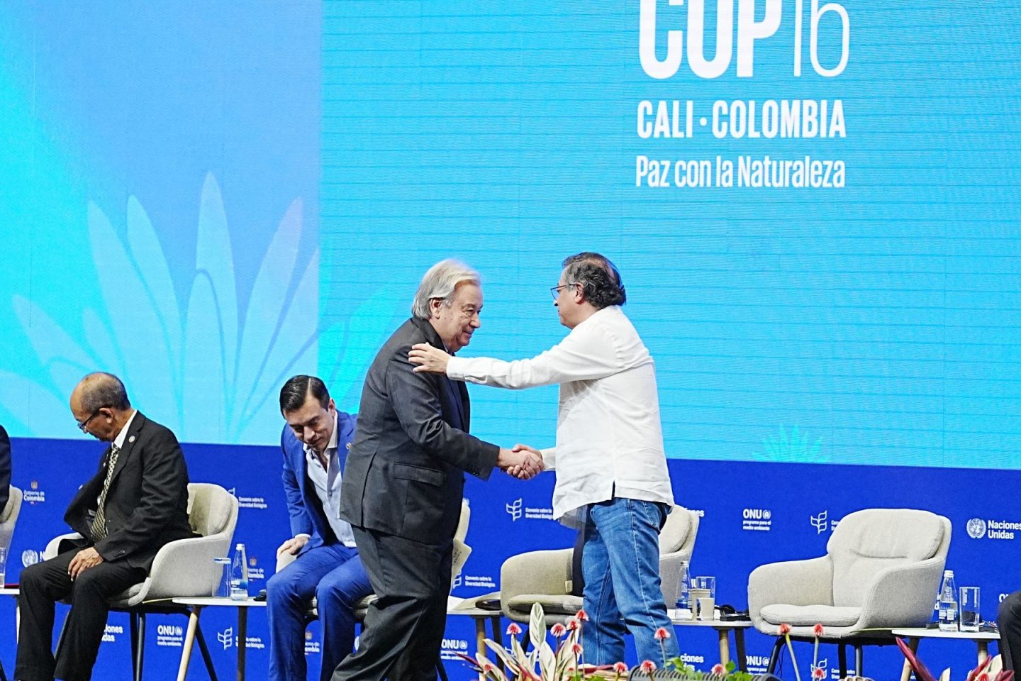 O secretário-geral da ONU, Antonio Guterres, e o presidente da Colômbia, Gustavo Petro, na COP16 da Biodiversidade: lideranças ambientalistas e de outros setores querem integração das agendas de clima, proteção da natureza e alimentos (Foto: Juancho Torres / Anadolu via AFP)