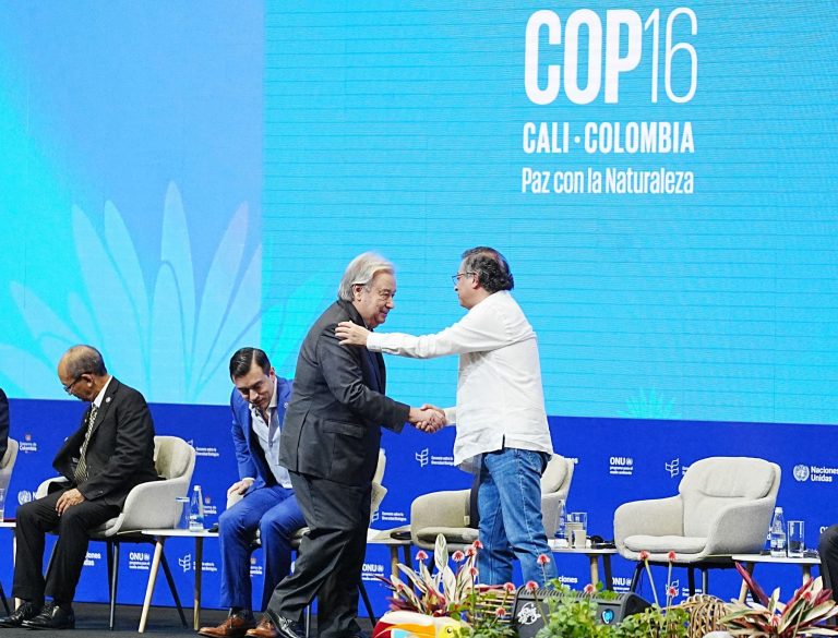 O secretário-geral da ONU, Antonio Guterres, e o presidente da Colômbia, Gustavo Petro, na COP16 da Biodiversidade: lideranças ambientalistas e de outros setores querem integração das agendas de clima, proteção da natureza e alimentos (Foto: Juancho Torres / Anadolu via AFP)