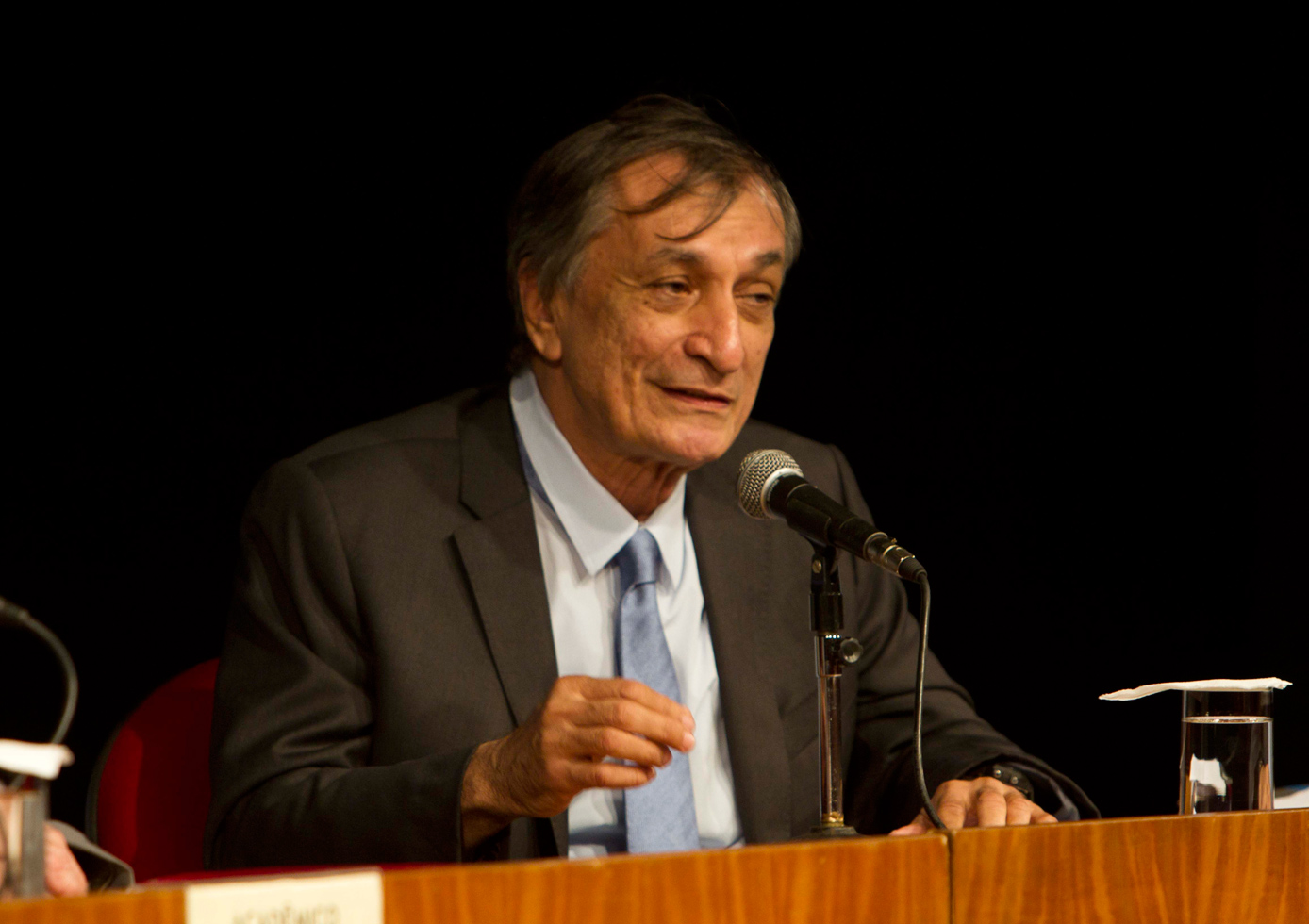 Antonio Cicero em palestra na Academia Brasileiro de Letras: suicídio assistido do poeta, com Alzheimer, lança luz sobre o direito de viver sob seus próprios termos (Foto: ABL)