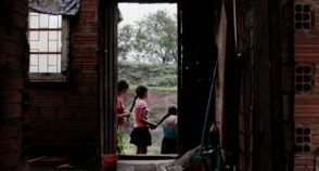 Sonhos infantis alagados pelas enchentes no Sul