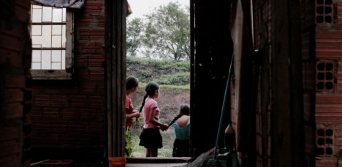 Da esquerda para a direita, as irmãs Eliangelys Elizabeth, Angela Lúcia e Ellianys Esther, repetem o ritual de trançar os cabelos compridos, hábito trazido da Venezuela pela mãe. Foto Anna Ortega | Instagram: @annaortega_c