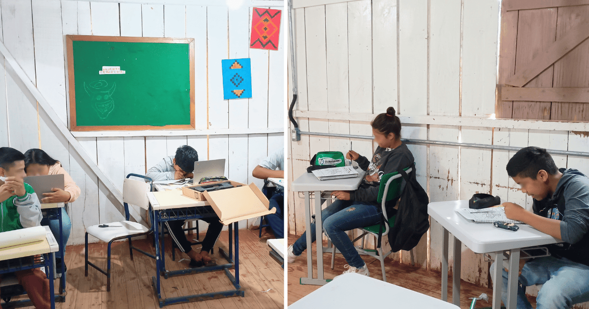 Duas fotos coloridas de salas de aula da escola Augusto Ope da Silva. Na imagem, os alunos aparecem sentados em suas classes. A estrutura da escola é de madeira, pintada de branco