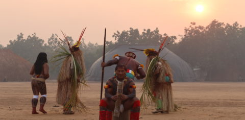 Amanhecer na aldeia Ulupuwene, após celebração do eclipse do sol. (Alaor Filho/ Fotos Públicas)