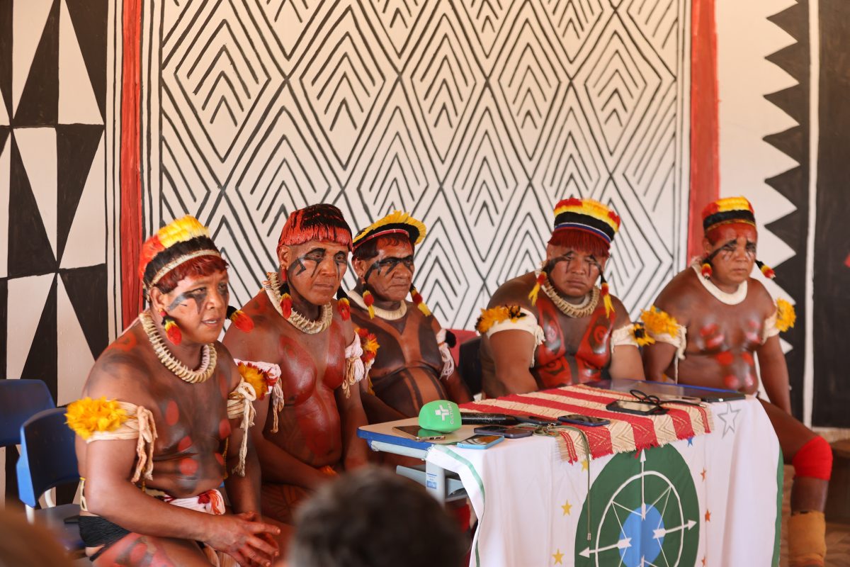 Reunião com lideranças do povo Wuaja Tukupe, Akarim Elewoká, Kuyakuyabi e Hukai (da esquerda para a direita). (Alaor Filho/ Fotos Públicas)