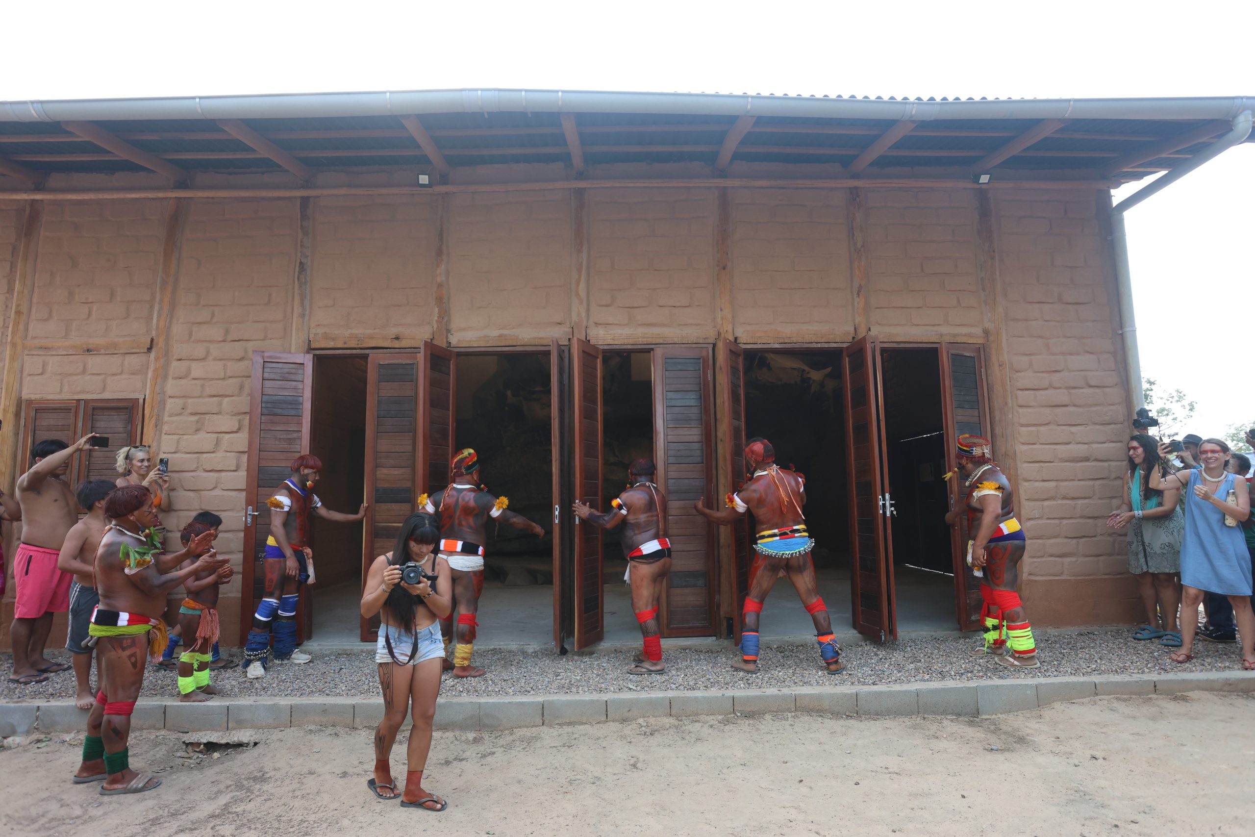 Abertura das portas do MIU para a comunidade conhecer a gruta de Kamukuwaká. (Alaor Filho/ Fotos Públicas)