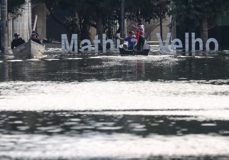 Município de Canoas, na Região Metropolitana de Porto Alegre, submerso após temporais: estudo mostra que Região Sul do Brasil vem apresentando, desde 1950, tendência de aumento de extremos de chuvas (Foto: Rafa Neddermeyer / Agência Brasil)