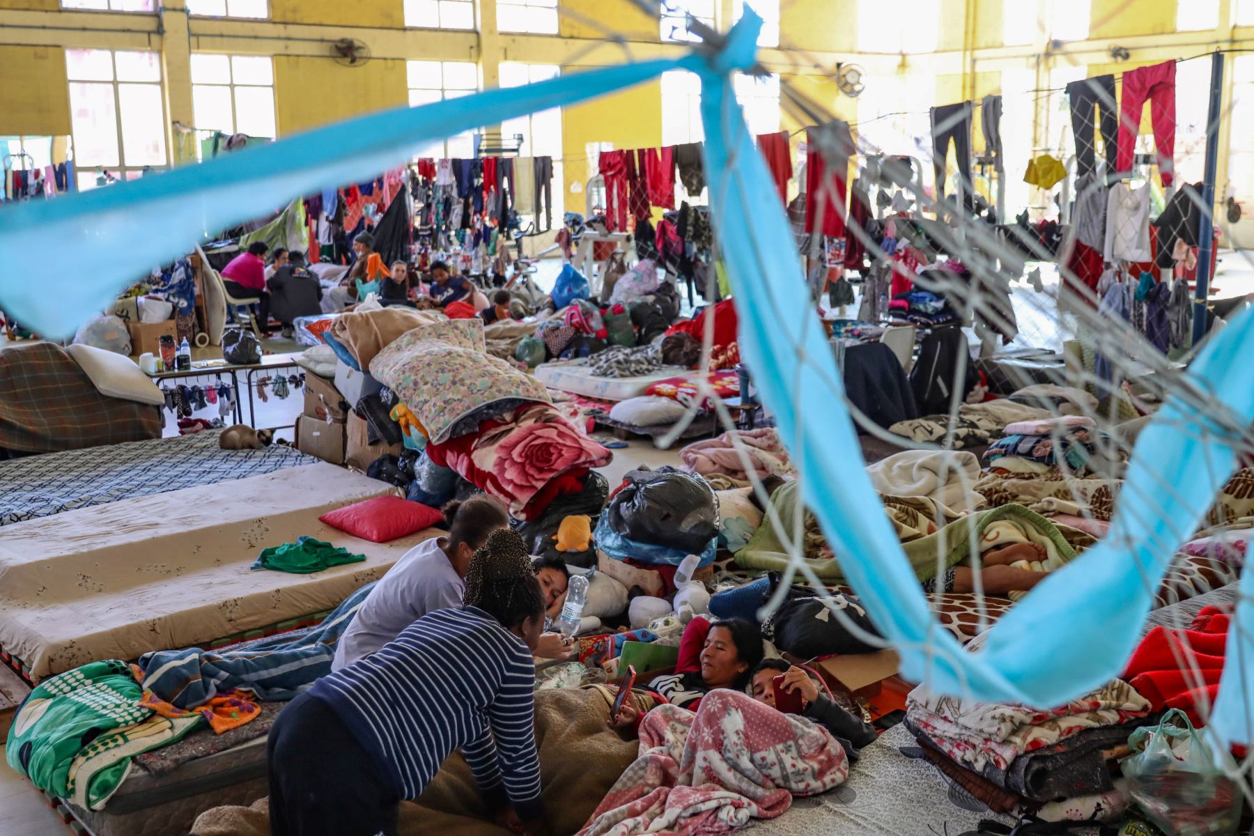 Vítimas das enchentes em abrigo em Canoas: condições de aglomeração e precariedade das instalações expõem as pessoas a grande risco de doenças respiratórias e gastroentéricas (Foto: Rafa Neddermeyer / Agência Brasil - 06/05/2024)