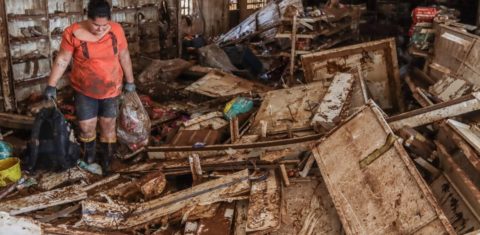 Escola destruída pela enchente em Eldorado do Sul: reconstrução exige limpeza dos espaços urbanos, recuperação de estações de tratamento de água e esgoto e dos sistemas de esgotamento pluvial das cidades, para reduzir impacto sanitário (Foto: Rafa Neddermeyer / Agência Brasil - 07/05/2024)