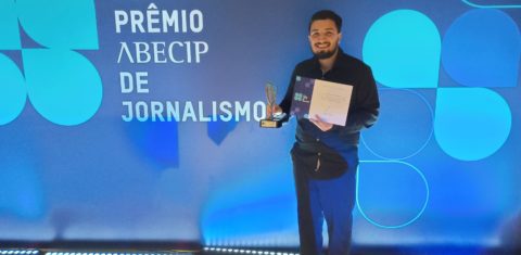 O jornalista Micael Olegário, do #Colabora, na entrega do Prêmio Abecip: reportagem sobre a reconstrução do Rio Grande do Sul após as enchentess (Foto: Abecip / Divulgação)