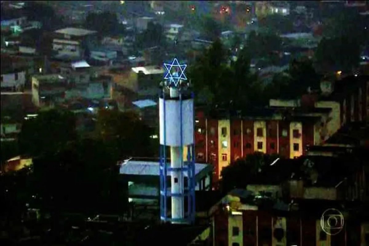 Estrela de Davi no alto de caixa d'água na Cidade Alta: no Complexo de Israel, um inventário das violências infligidas aos moradores de áreas faveladas do Rio de Janeiro (Foto: TV Globo / Reprodução)