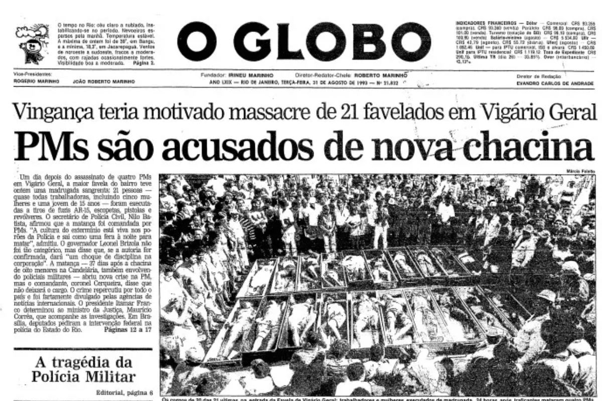 Capa do jornal O Globo de 31/08/1993 com a foto dos corpos de vítimas da chacina de Vigário Geral: extermínio promovido por bando chefiado por policiais militares (Foto: Reprodução)