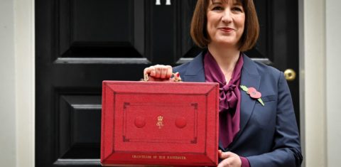 A chanceler do Tesouro do Reino Unido, Rachel Reeves, com a pasta vermelha do Orçamento em frente à sua residência oficial, em Londres: taxação dos mais ricos e das empresas (Foto: Justin Tallis / AFP)