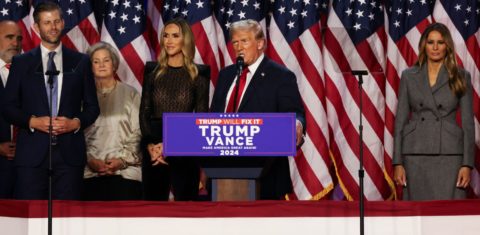 Trump discursa na Flórida na noite de eleição: volta de republicano à Casa Branca ameaça agravar crise climática, aumentar a emissão de gases e afetar agências científicas dos EUA (Foto: Brendan Gutenschwager / Anadolu via AFP)