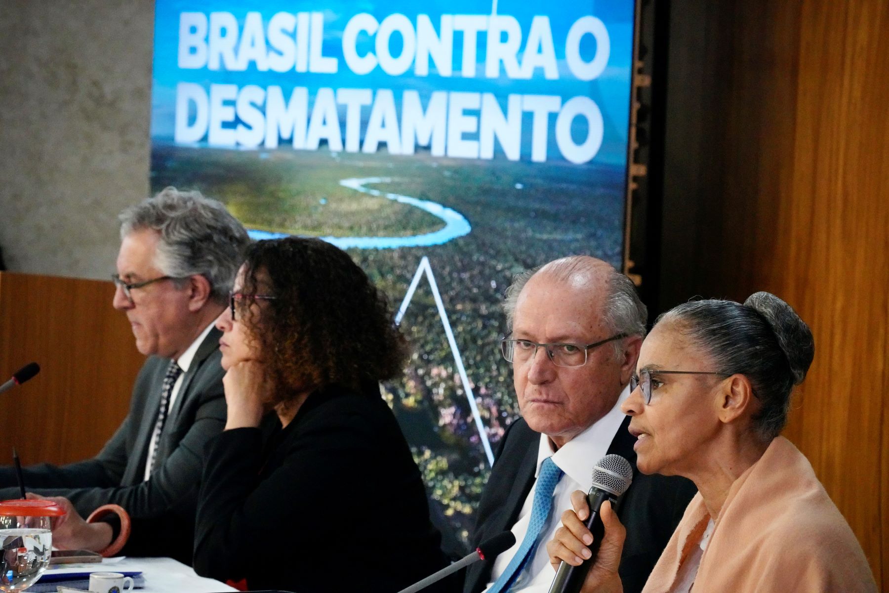 Marina Silva, com o vice-presidente Geraldo Alckmin e os ministros Luciana Santos e Alexandre Padilha: política de estado contra o desmatamento (Foto: Cadu Gomes/VPR)