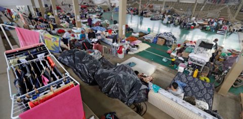 Desabrigados pelas enchentes no Sul em ginásio na Região Metropolitana de Porto Alegre: crise climática forçou 220 milhões de pessoas no mundo a deixarem suas casas (Foto: Bruno Peres / Agência Brasil - 12/06/2024)