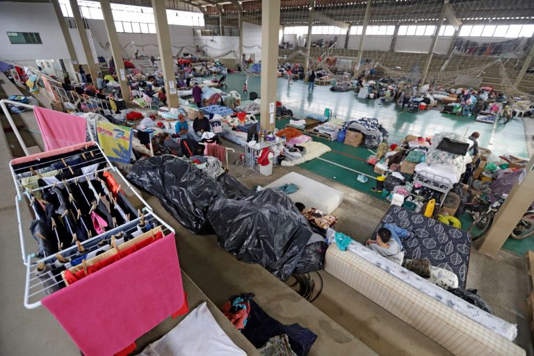 Desabrigados pelas enchentes no Sul em ginásio na Região Metropolitana de Porto Alegre: crise climática forçou 220 milhões de pessoas no mundo a deixarem suas casas (Foto: Bruno Peres / Agência Brasil - 12/06/2024)