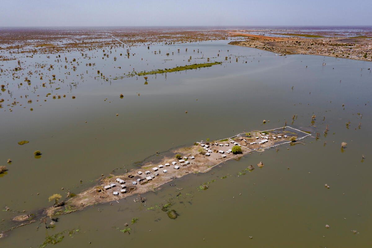 Inundação deixa vila ilhada no Sudão: relatório apresentado na COP29 revela que 75% daqueles forçados a deixarem suas casas no mundo vivem em países impactados pelas mudanças climáticas (Foto: Andrew McConnell / Acnur)