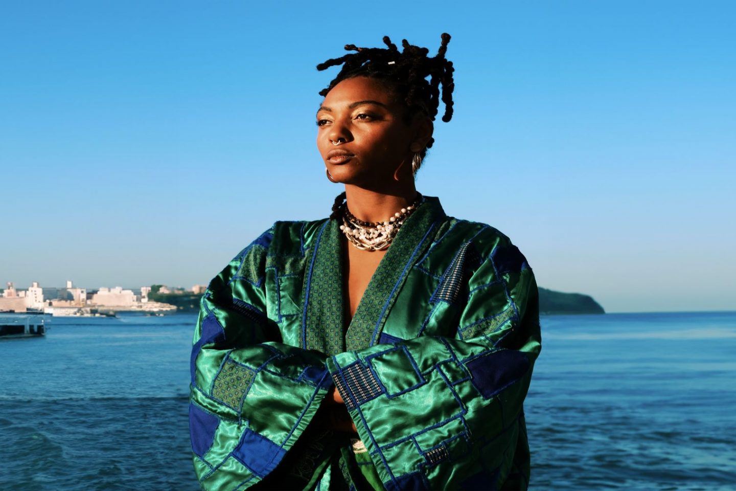 Cantora, compositora e 'artivista', como se define, Bia Ferreira usa sua música e o movimento Igreja Lesbiteriana como instrumentos de educação e conscientização das lutas antirracistas e da comunidade LGBT+ (Foto: Pedro Barros / Arquivo Pessoal)