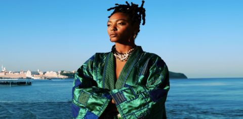 Cantora, compositora e 'artivista', como se define, Bia Ferreira usa sua música e o movimento Igreja Lesbiteriana como instrumentos de educação e conscientização das lutas antirracistas e da comunidade LGBT+ (Foto: Pedro Barros / Arquivo Pessoal)