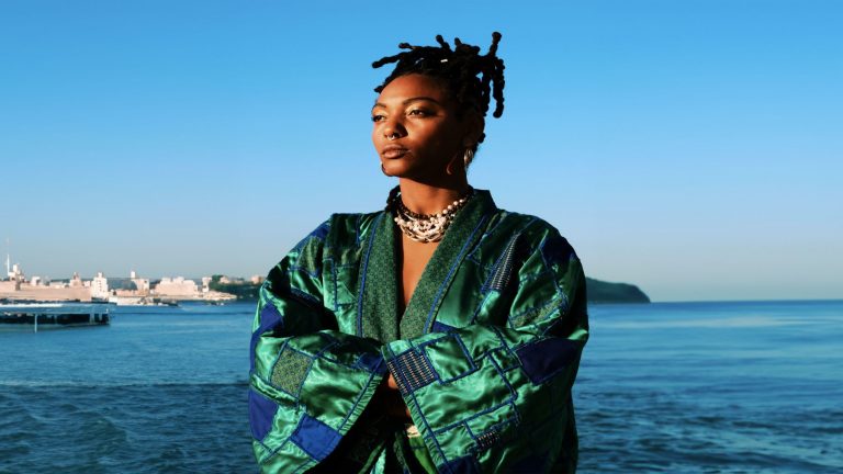 Cantora, compositora e 'artivista', como se define, Bia Ferreira usa sua música e o movimento Igreja Lesbiteriana como instrumentos de educação e conscientização das lutas antirracistas e da comunidade LGBT+ (Foto: Pedro Barros / Arquivo Pessoal)