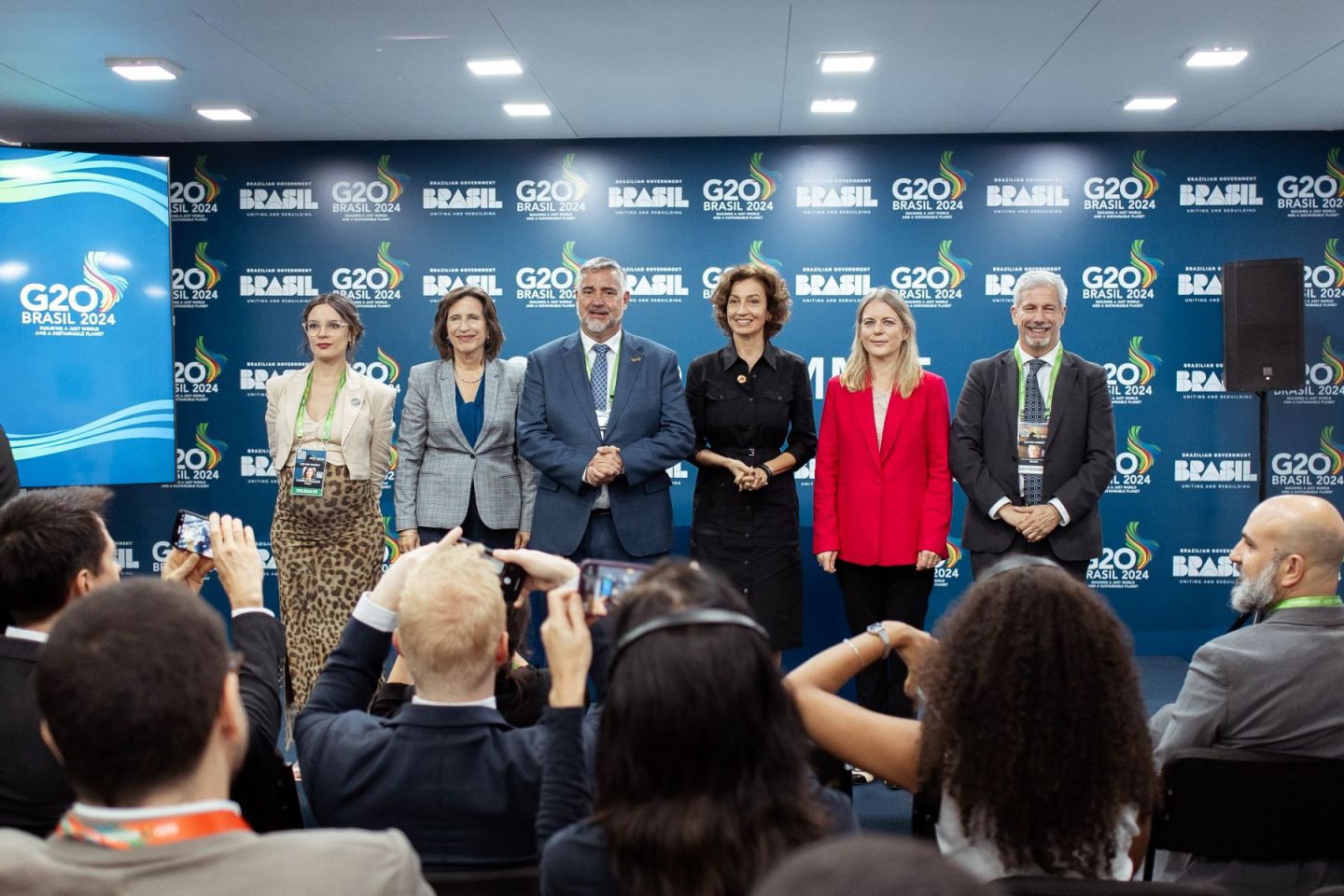 A ministra da Secretaria-Geral do Governo do Chile, Camila Vallejo; a subsecretária-geral de Comunicações Globais da ONU, Melissa Fleming, o ministro-chefe da Secretaria de Comunicação Social da Presidência, Paulo Pimenta, a diretora-geral da Unesco, Audrey Azoulay, a embaixadora da Dinamarca no Brasil, Eva Pedersen e o secretário de Promoção Comercial, Ciência, Tecnologia, Inovação e Cultura do Ministério das Relações Exteriores, embaixador Laudemar de Aguiar Neto no lançamento da Iniciativa Global para Integridade da Informação sobre Mudanças do Clima durante o G20 no Rio: combate à desinformação climática (Foto: Isabela Castilho / G20)