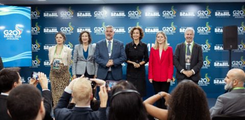 A ministra da Secretaria-Geral do Governo do Chile, Camila Vallejo; a subsecretária-geral de Comunicações Globais da ONU, Melissa Fleming, o ministro-chefe da Secretaria de Comunicação Social da Presidência, Paulo Pimenta, a diretora-geral da Unesco, Audrey Azoulay, a embaixadora da Dinamarca no Brasil, Eva Pedersen e o secretário de Promoção Comercial, Ciência, Tecnologia, Inovação e Cultura do Ministério das Relações Exteriores, embaixador Laudemar de Aguiar Neto no lançamento da Iniciativa Global para Integridade da Informação sobre Mudanças do Clima durante o G20 no Rio: combate à desinformação climática (Foto: Isabela Castilho / G20)