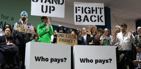 Protesto na COP contra a falta de responsabilidade dos países ricos no financiamento climático: acordo de R$ 300 bilhões frustra ambientalistas e representantes de países menos desenvolvidos (Foto: Kiara Worth / UN Climate Change)