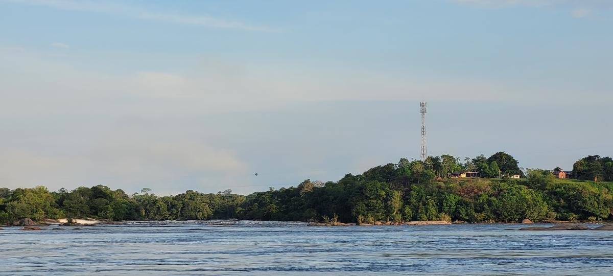 Torre de telefonia móvel em território colombiano às margens do Rio Uaupés. compartilhado por indígenas do Brasil e da Colômbia: Drones sobrevoam comunidades, roças, áreas de pesca e a floresta (Foto: Juliana Radler / ISA)