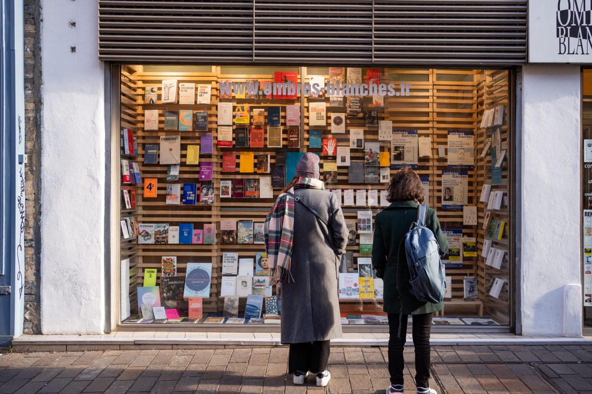 Vitrine de livraria em Toulouse: 'compro mais livros do que consigo ler". Foto Jean-Marc Barrere/Hans Lucas via AFP