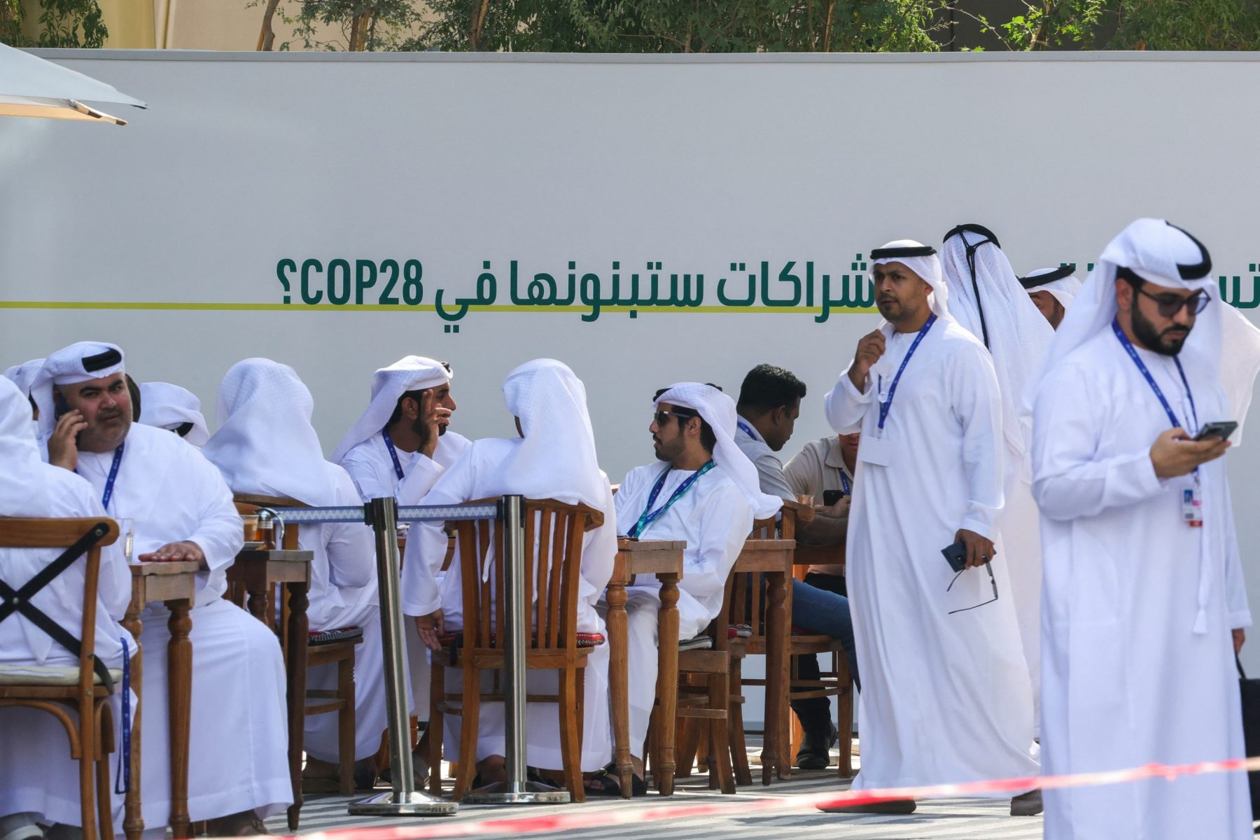 Participantes aguardam do lado de fora o início dos trabalhos da Conferência Climática., em Dubai. Principalmente novidade deste ano será a divulgação do balanço sobre a falta de progresso na redução das emissões de gases de efeito de estufa. Foto Giuseppe Cacace/AFP