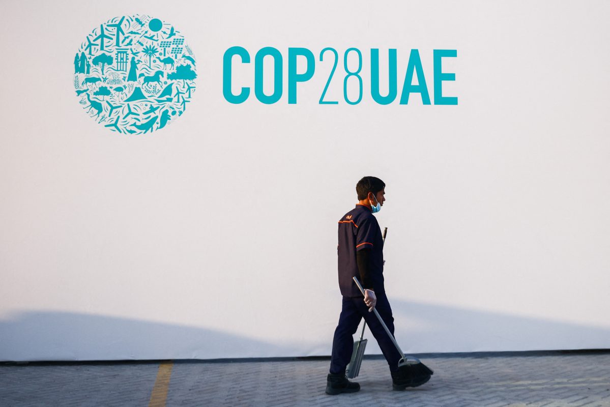 Em Dubai, nos Emirados Árabes Unidos, funcionário limpa um dos salões onde ocorrerá a 28ª Conferência das Partes da Convenção-Quadro das Nações Unidas sobre Mudanças Climáticas. Foto Beata Zawrzel/NurPhoto via AFP