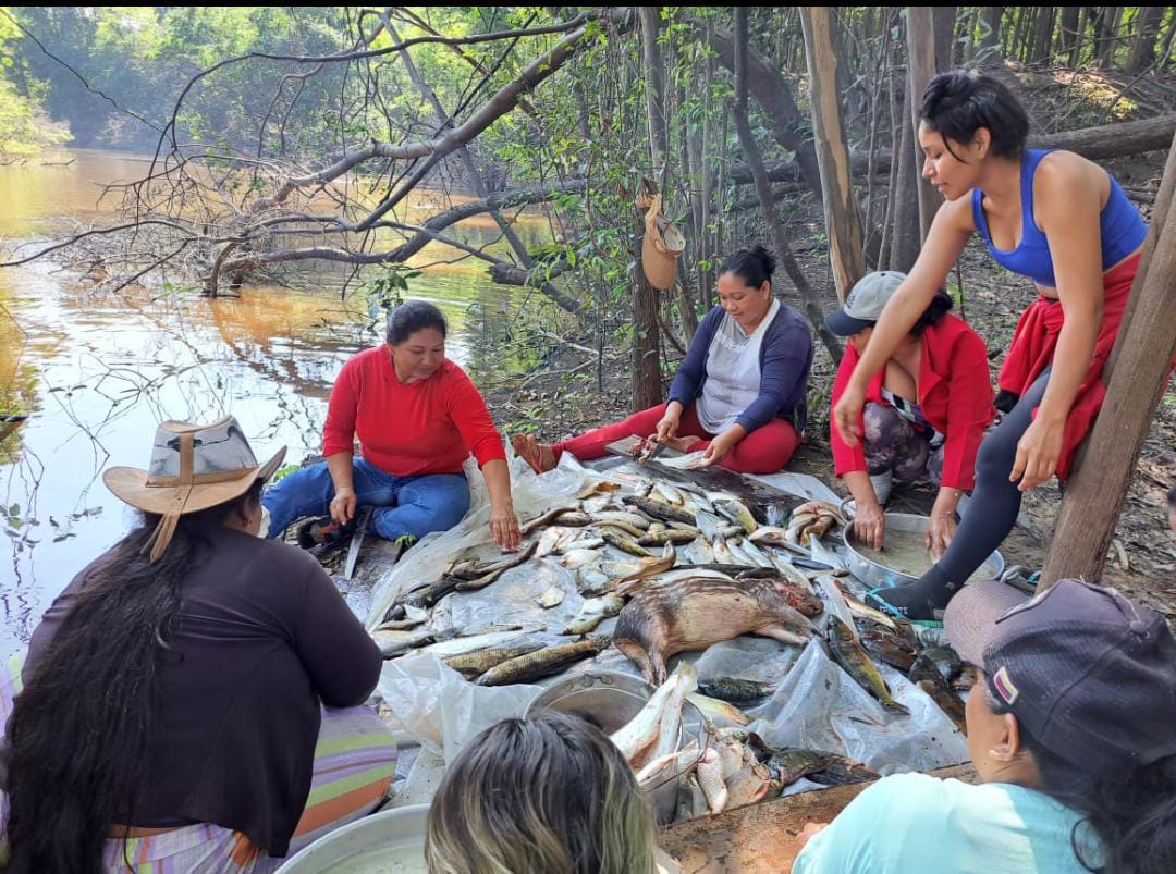 Membros da TI Caitutu dividem o pouco peixe que conseguiram pescar. Comida só para duas refeições ao dia, por família - Foto: Arquivo pessoal de Ronia Lima