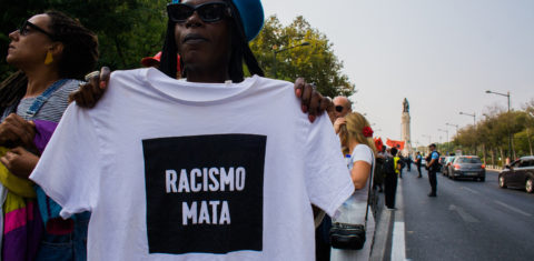 Manifestante protesta contra o racismo no centro de Lisboa. Debate sobre escravidão nas escolas do país deixa muito a desejar. Foto Lucas Neves/NurPhoto via AFP