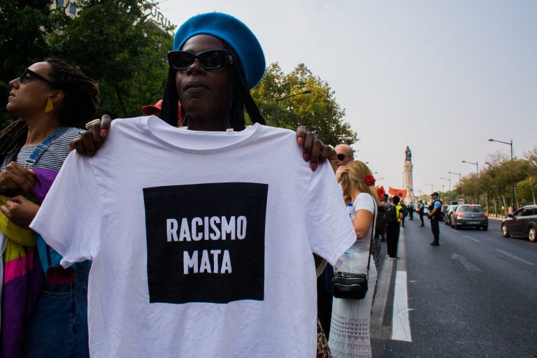Manifestante protesta contra o racismo no centro de Lisboa. Debate sobre escravidão nas escolas do país deixa muito a desejar. Foto Lucas Neves/NurPhoto via AFP