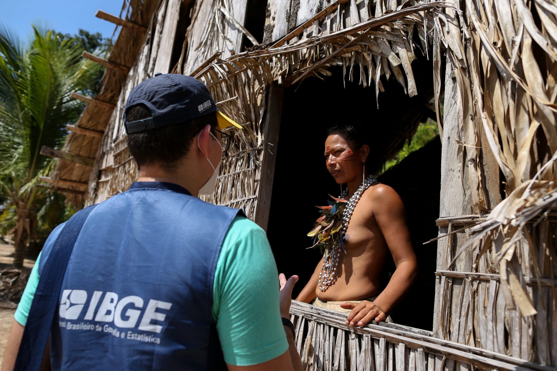 Pesquisador do IBGE conversa com uma representante da povo Tuyuka, na margem esquerda do o Rio Negro. O conceito de pardo incluiu todos que não se identificam como brancos, negros ou asiáticos. Foto Michael Dantas/AFP