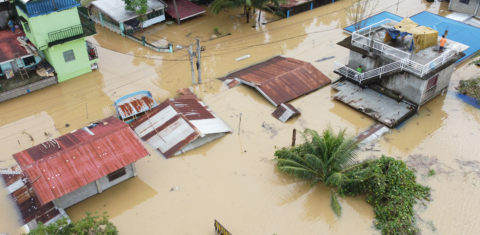 Enquanto as lideranças mundiais não chegam a um acordo nas COPs e no G20, o tufão Man-yi segue seu ritmo de destruição nas Filipinas. Se o aquecimento global não for contido, eventos como estes serão cada vez mais frequentes. Foto Villamor VISAYA / AFP
