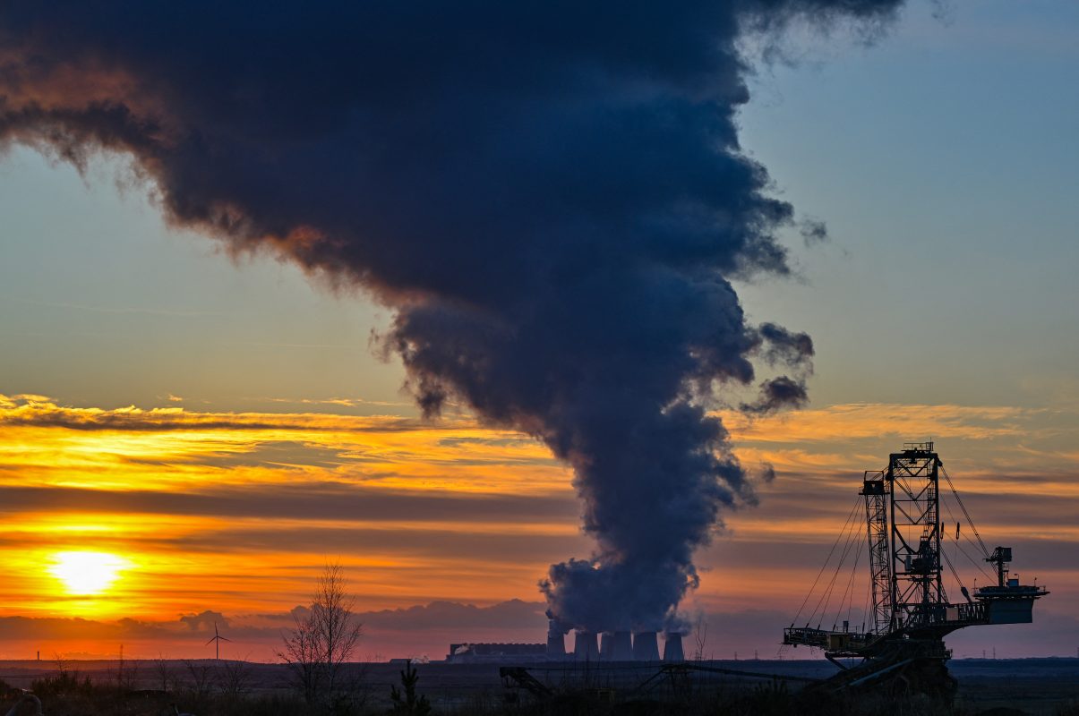 A central elétrica de Jänschwalde, na Alemanha, movida a carvão, deverá ser retirada da rede até ao final de 2028. A concentração global de CO2 na atmosfera chegou a 422 ppm em 2023. Foto Patrick Pleul/DPA via AFP