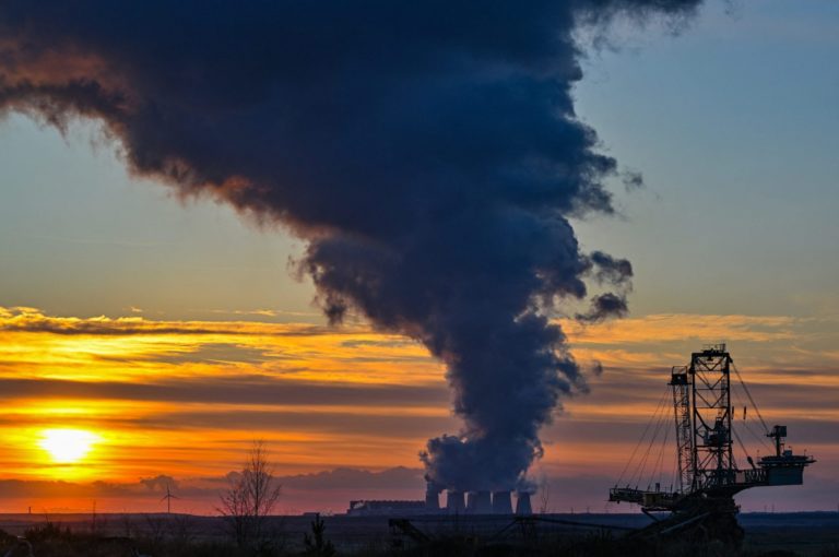 A central elétrica de Jänschwalde, na Alemanha, movida a carvão, deverá ser retirada da rede até ao final de 2028. A concentração global de CO2 na atmosfera chegou a 422 ppm em 2023. Foto Patrick Pleul/DPA via AFP