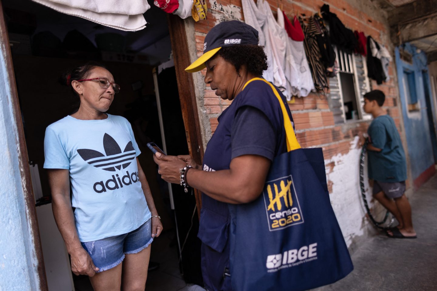 Recenseadora do IBGE entrevista moradores da comunidade de Heliópolis, em São Paulo. Número de brasileiros que se declaram pardos chega a 45,3%. Foto Ettore Chierequini/AGIF via AFP