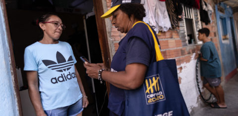 Recenseadora do IBGE entrevista moradores da comunidade de Heliópolis, em São Paulo. Número de brasileiros que se declaram pardos chega a 45,3%. Foto Ettore Chierequini/AGIF via AFP